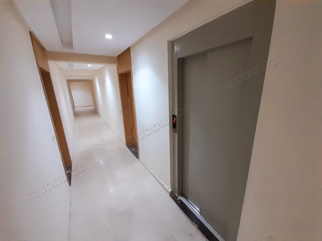 Appartamenti nuovi vuoti con 2 camere e saloni in affitto