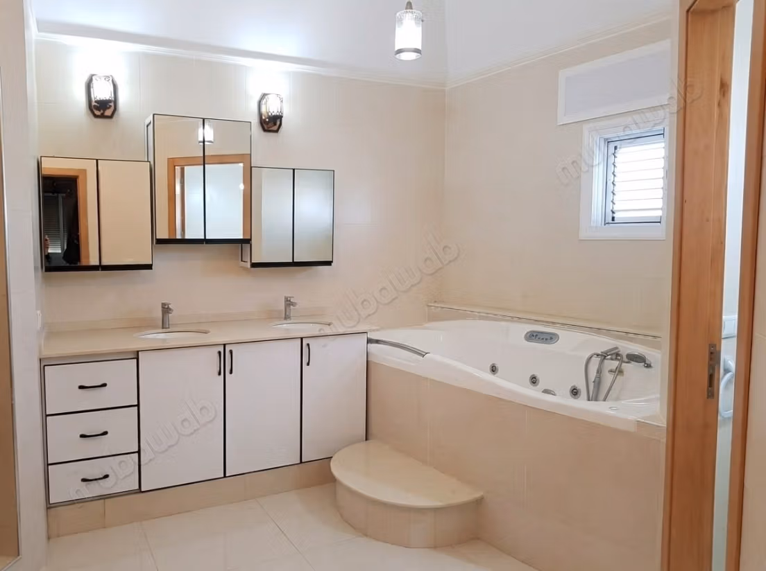Splendide villa à vendre à Fnideq. 
6 chambres agréables. 
Meublé