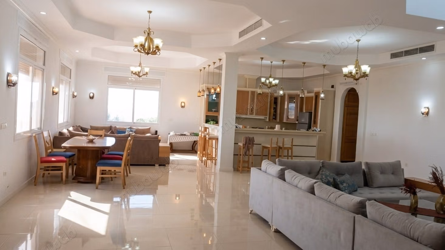 Splendide villa à vendre à Fnideq. 
6 chambres agréables. 
Meublé