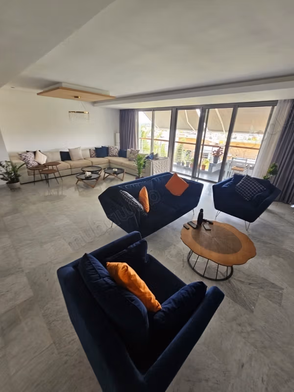 Superbe appartement à louer à Ville Verte.
Superficie 190 m².
Meublé