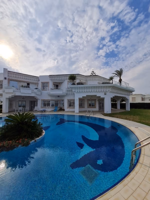 Posizione villa di lusso a La Marsa City. 6 camere. Tutti i comfort con piscina e camino