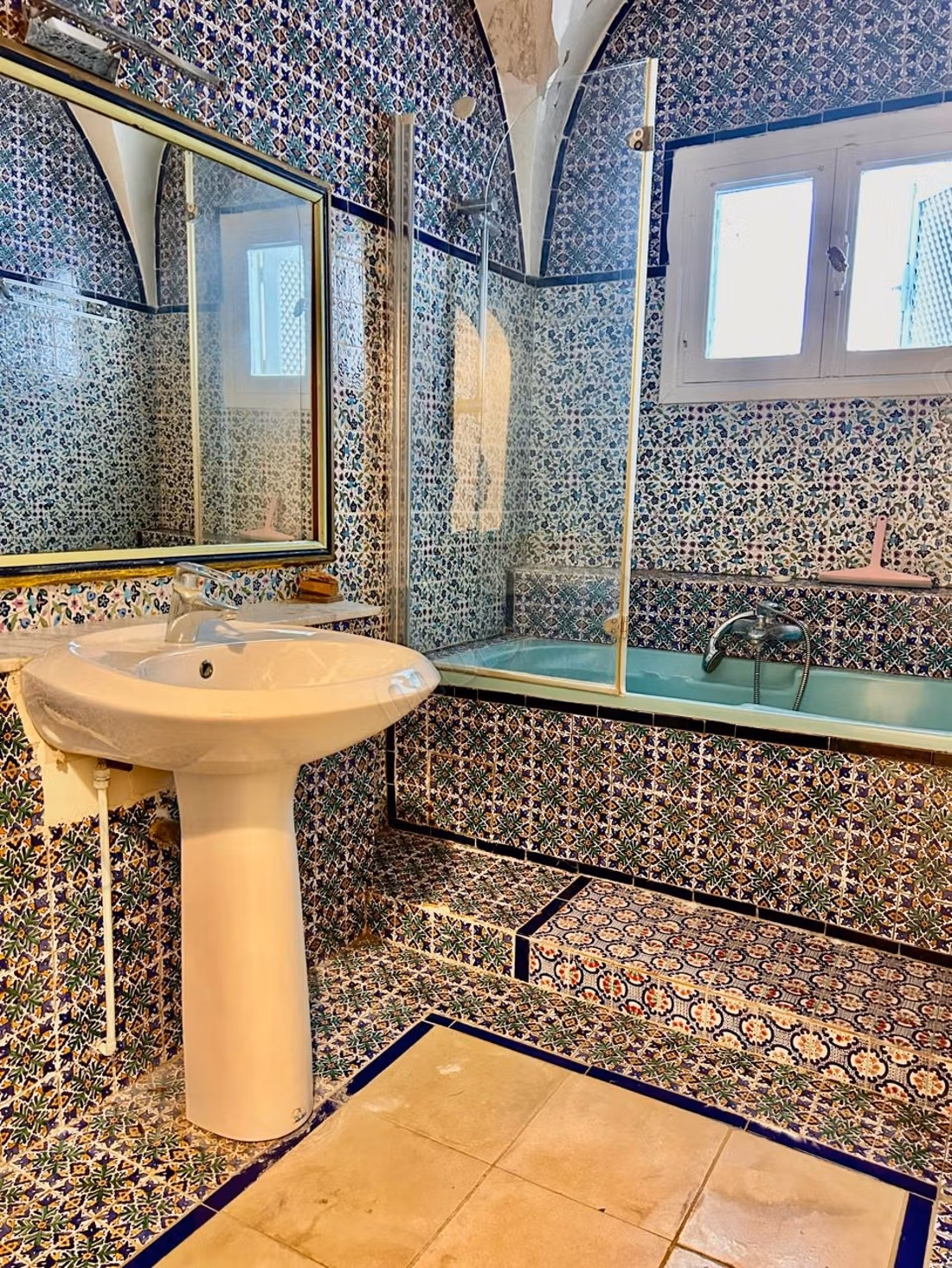 Luxury villa for rent in La Marsa. Area 700 m². Air conditioning and fireplace.