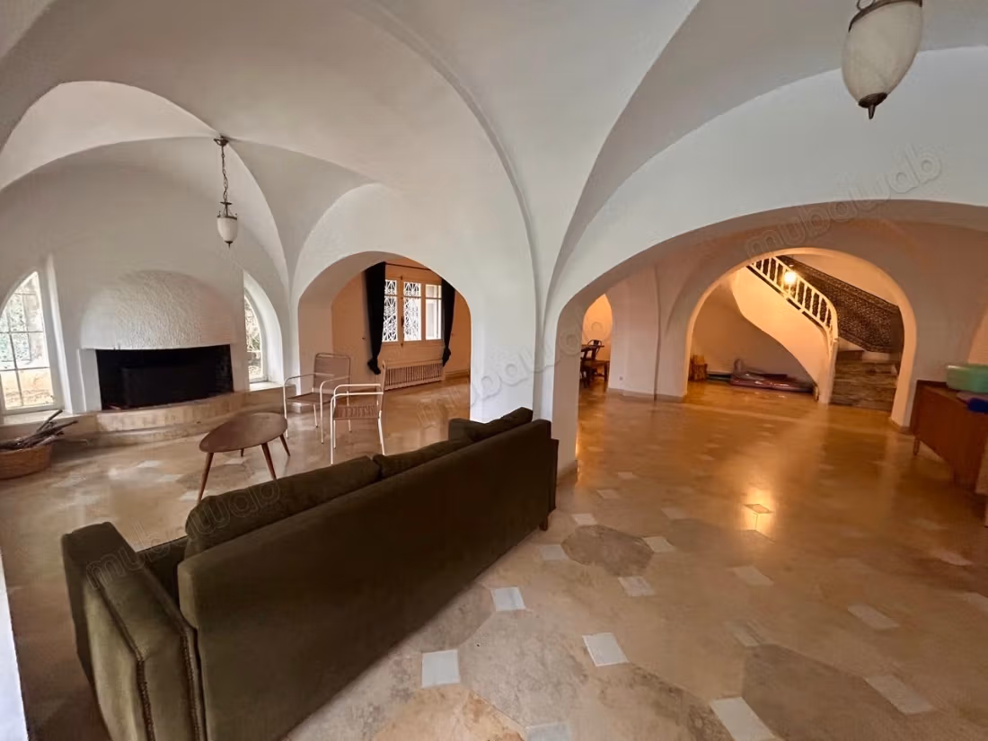 Luxury villa for rent in La Marsa. Area 700 m². Air conditioning and fireplace.