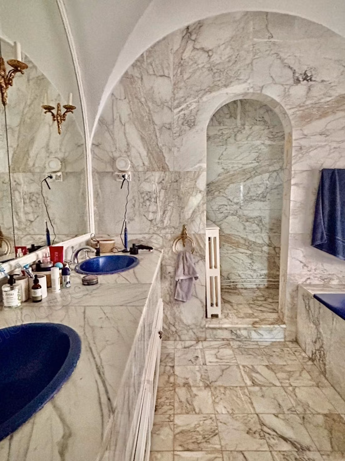 Luxury villa for rent in La Marsa. Area 700 m². Air conditioning and fireplace.