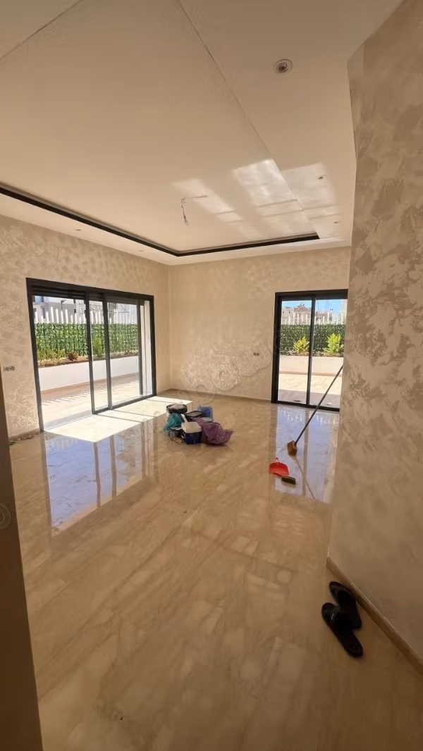Très bel appartement en location à Agdal. 
Surface totale 100 m². 
Avec ascenseur et espace vert