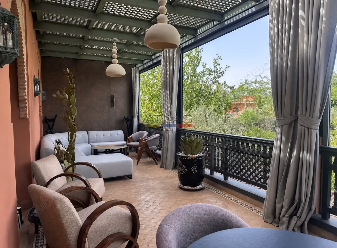 Appartement rénové avec vaste terrasse 
Palmeraie