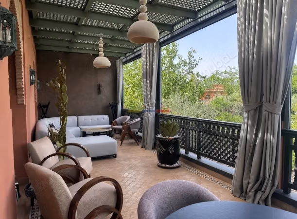 Appartement rénové avec vaste terrasse 
Palmeraie