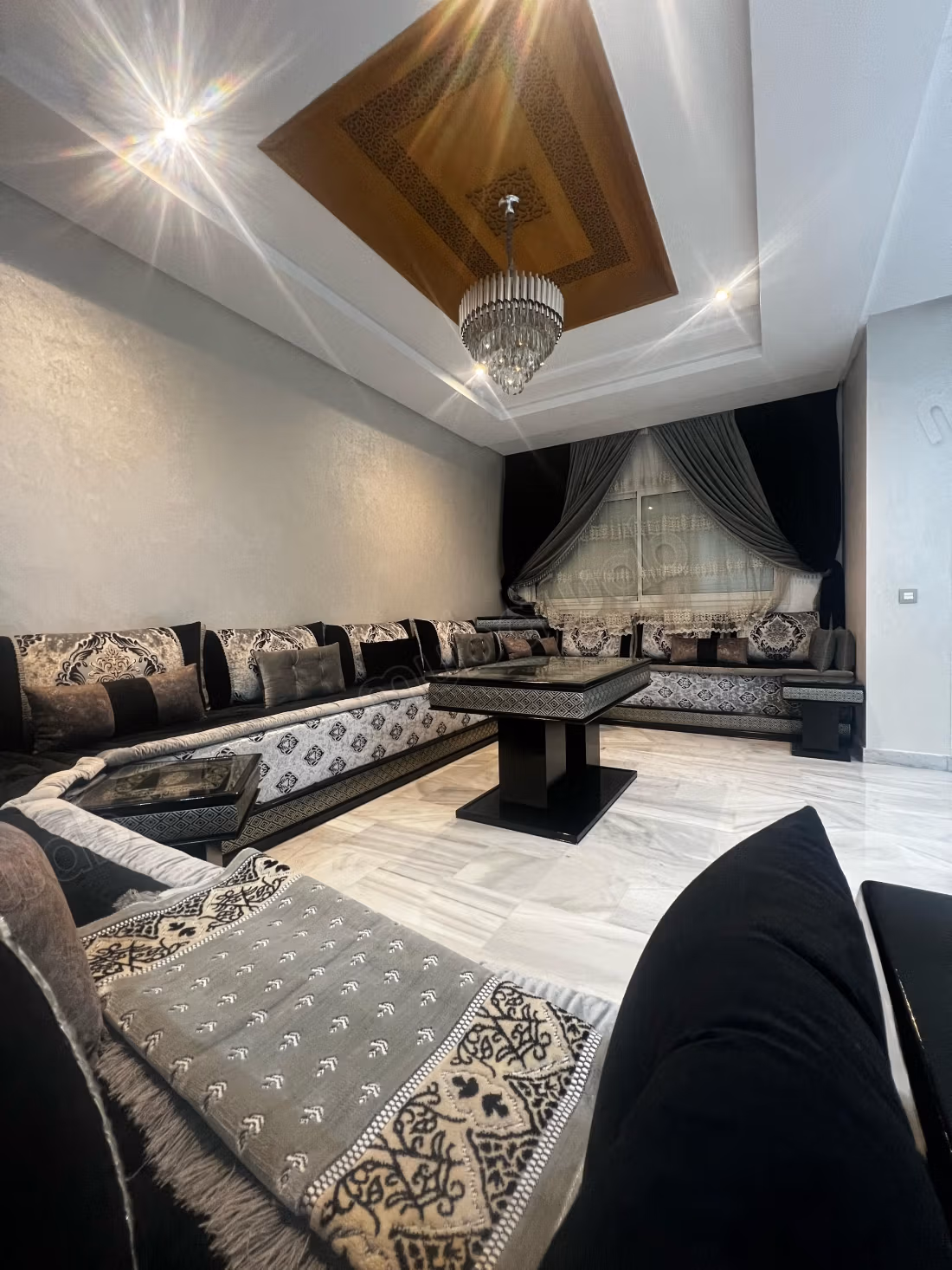 Bel appartement à vendre à Mozart. 
3 belles chambres. 
Porte blindée, salon marocain traditionnel — 4