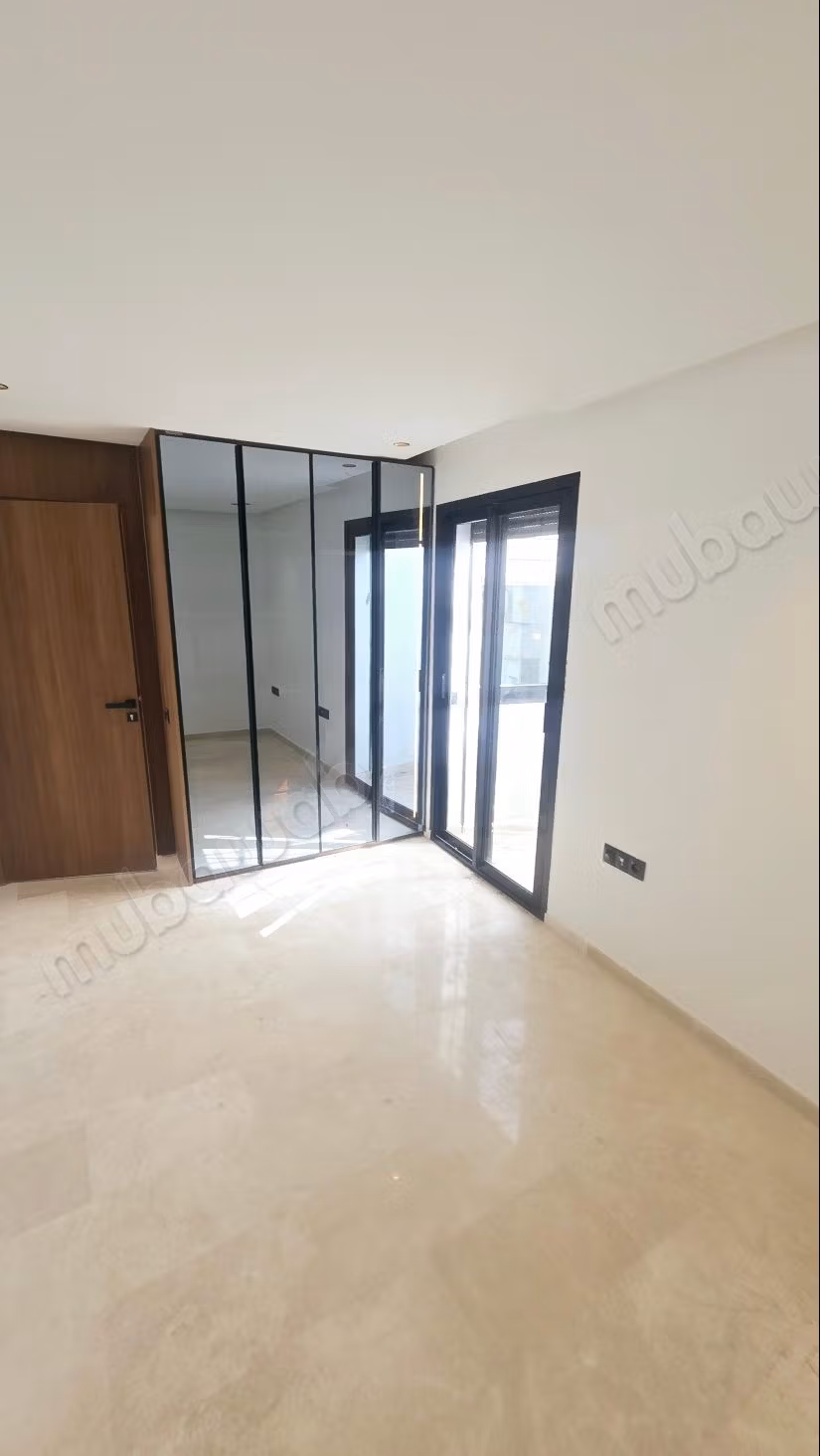 New empty studio for rent in California