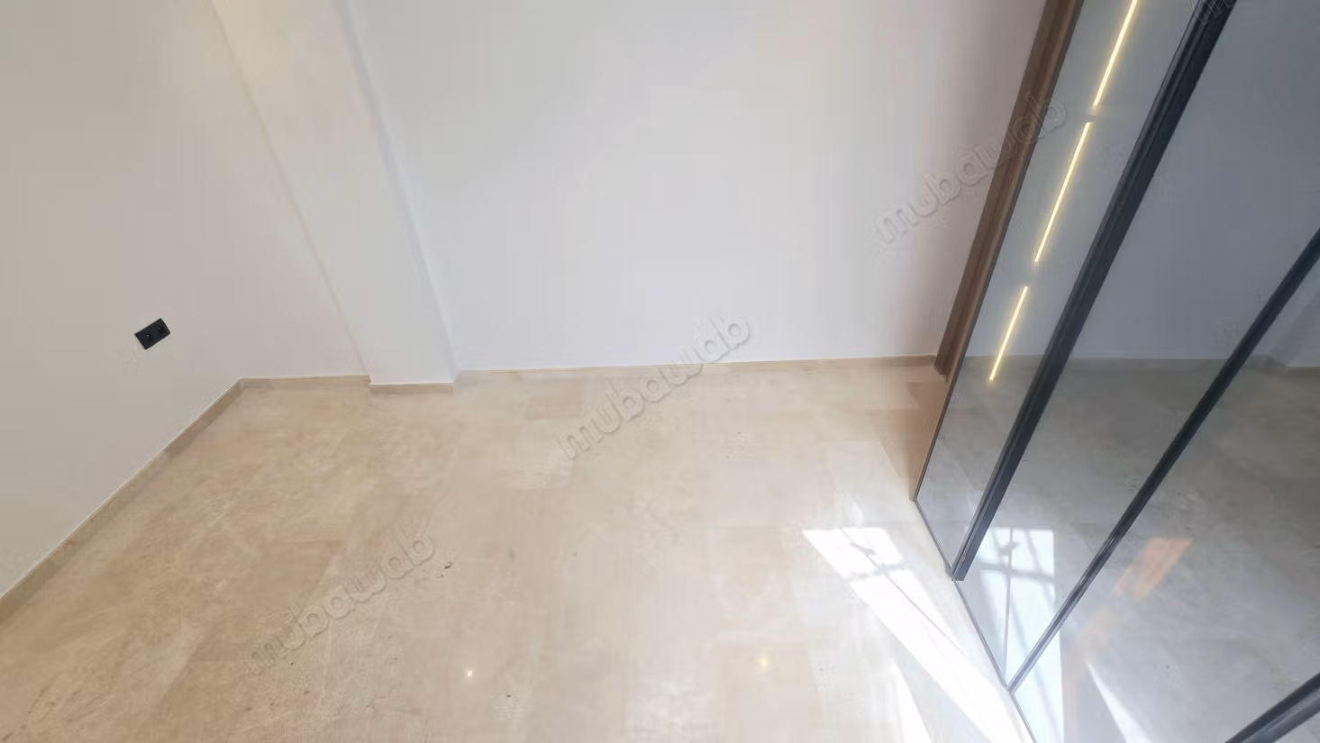 New empty studio for rent in California