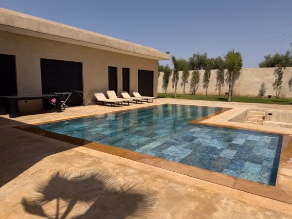 Maison de luxe à louer à Route de Fez. 
3 chambres. 
Meublé