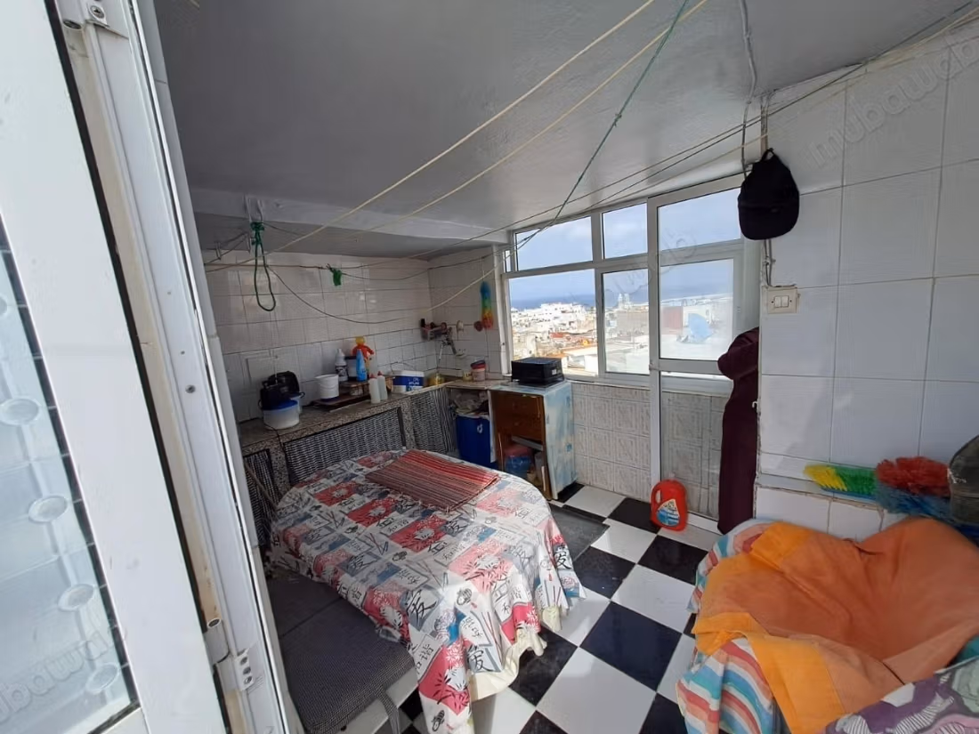 Huis te koop en titel in Medina. 3 grote kamers. Gemeubileerd