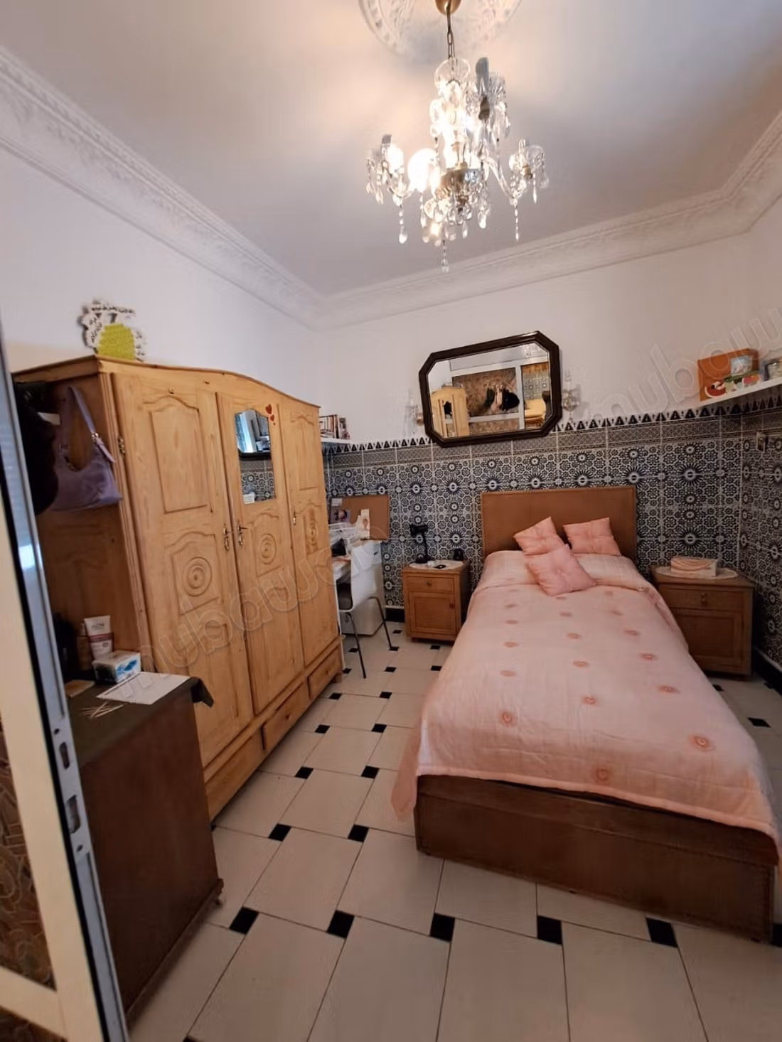 Huis te koop en titel in Medina. 3 grote kamers. Gemeubileerd