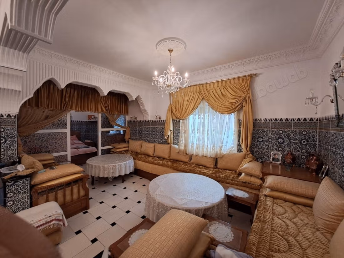 Huis te koop en titel in Medina. 3 grote kamers. Gemeubileerd