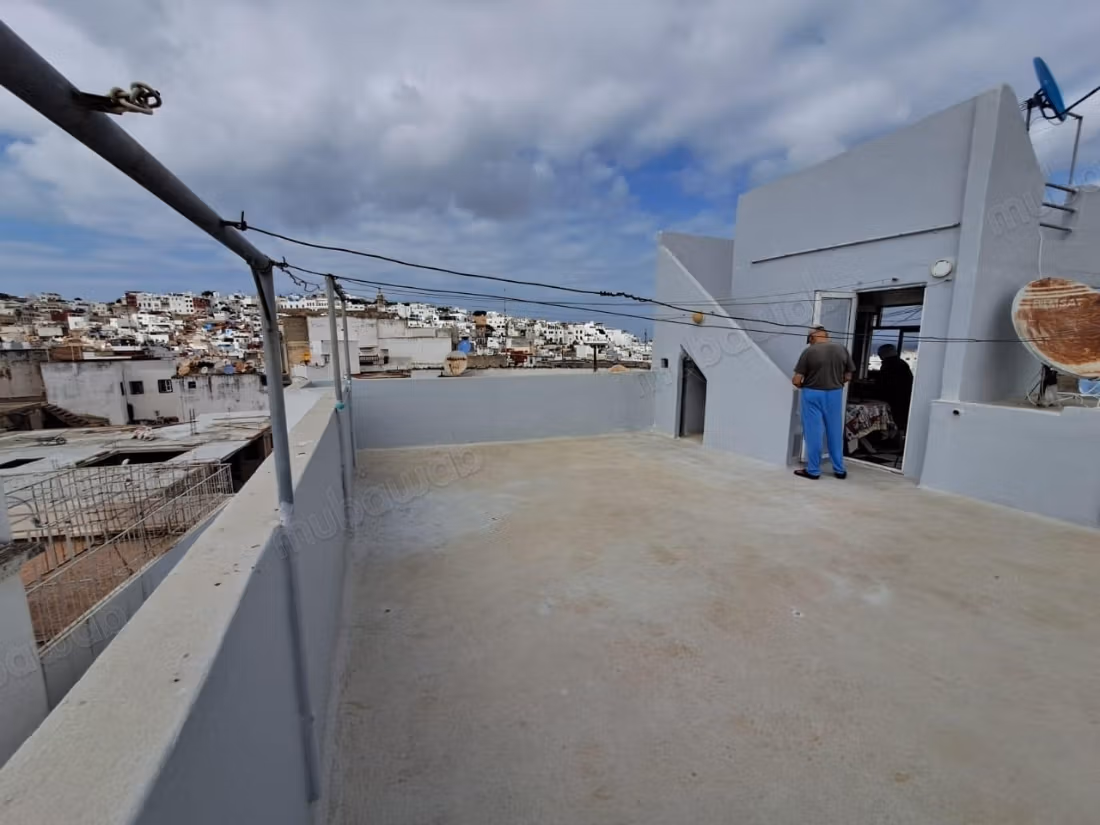 Huis te koop en titel in Medina. 3 grote kamers. Gemeubileerd