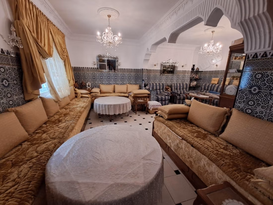 Huis te koop en titel in Medina. 3 grote kamers. Gemeubileerd
