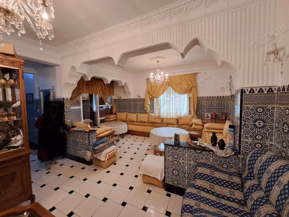 Huis te koop en titel in Medina. 3 grote kamers. Gemeubileerd