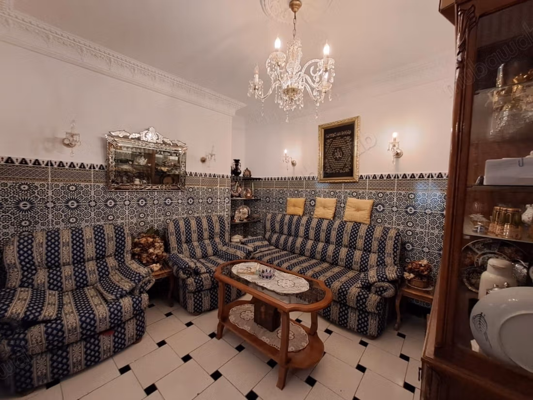 Huis te koop en titel in Medina. 3 grote kamers. Gemeubileerd
