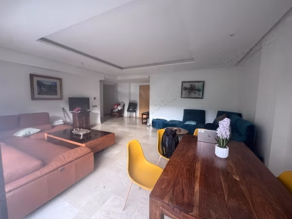 Duplex en location à Riyad. 4 grandes pièces. Bien meublé
