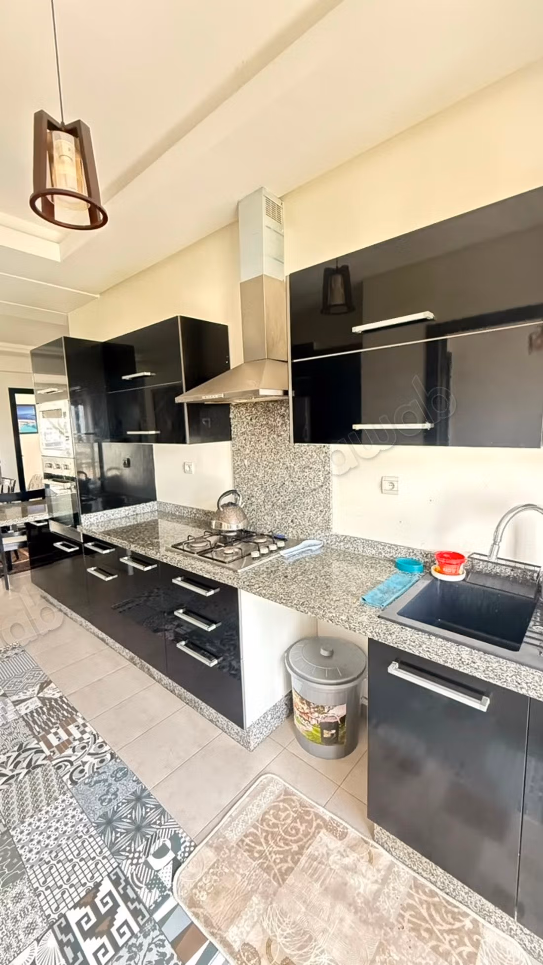 Bel appartement en location à Dar Bouazza.
Surface de 140 m².
Meublé
