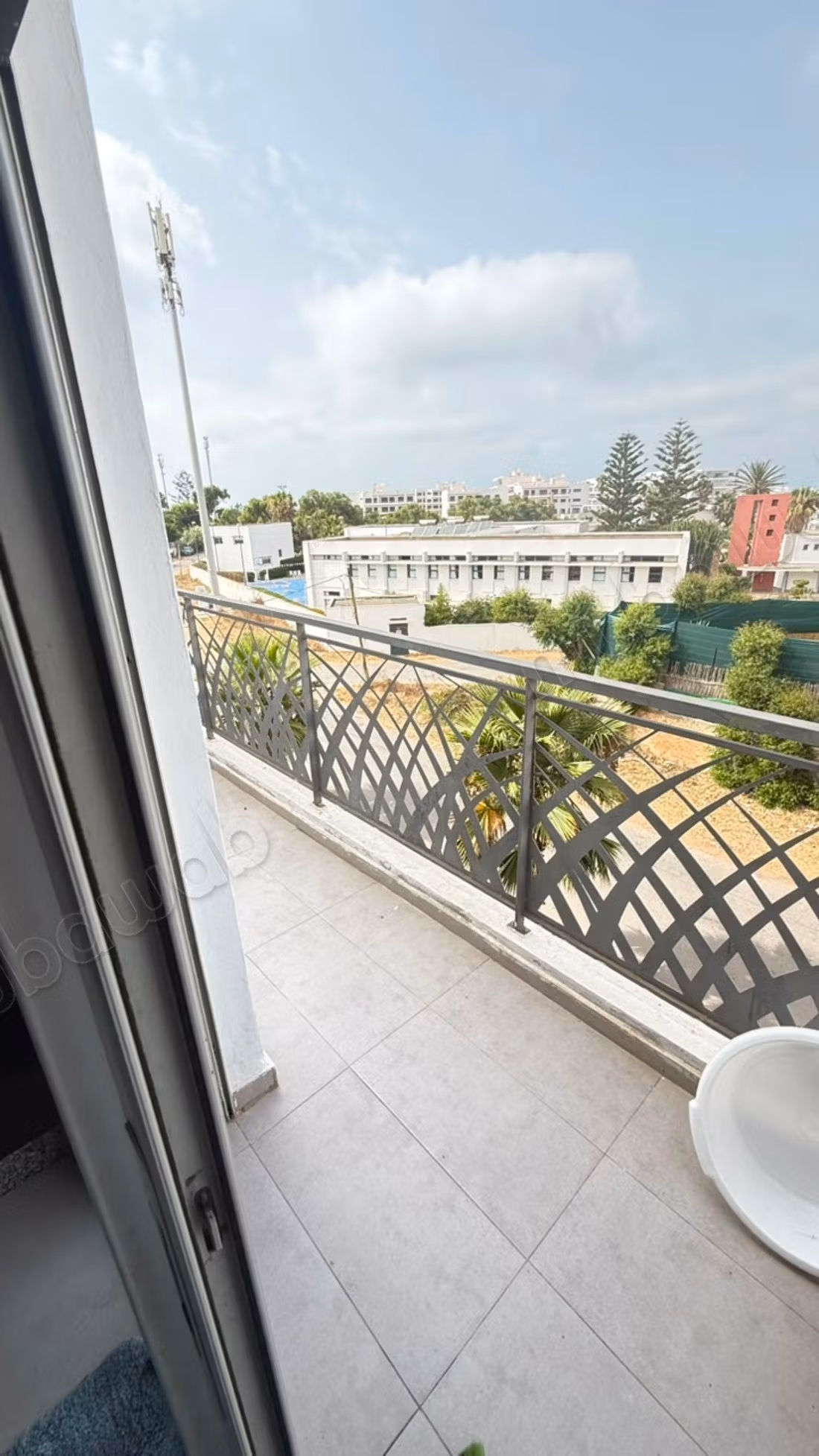 Bel appartement en location à Dar Bouazza.
Surface de 140 m².
Meublé