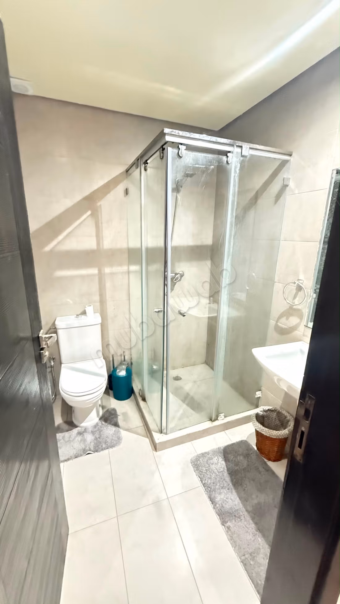 Bel appartement en location à Dar Bouazza.
Surface de 140 m².
Meublé