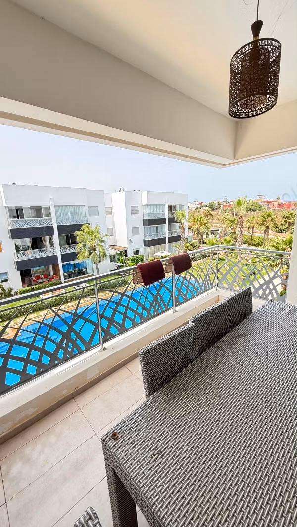 Bel appartement en location à Dar Bouazza.
Surface de 140 m².
Meublé
