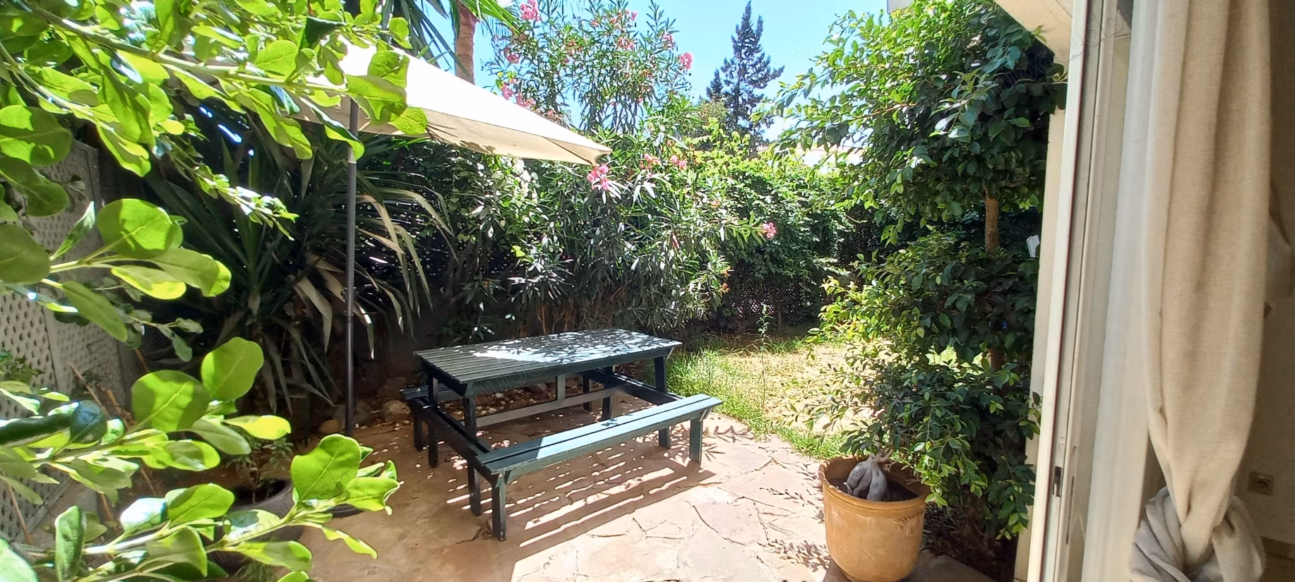 Location APPT en Rez de Jardin à Ain Diab. 3 chambres. Espaces verts et ascenseur
