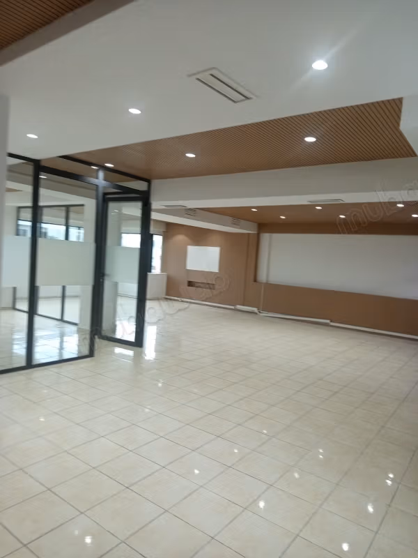 Bureaux à louer sur bd Anfa. 
Surface totale 150 m². 
Ascenseur et places de parking