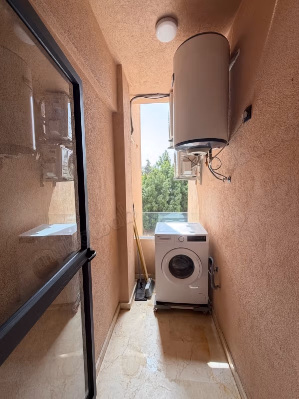 Louez cet appartement à Samlalia.
Surface de 91 m².
Meublé