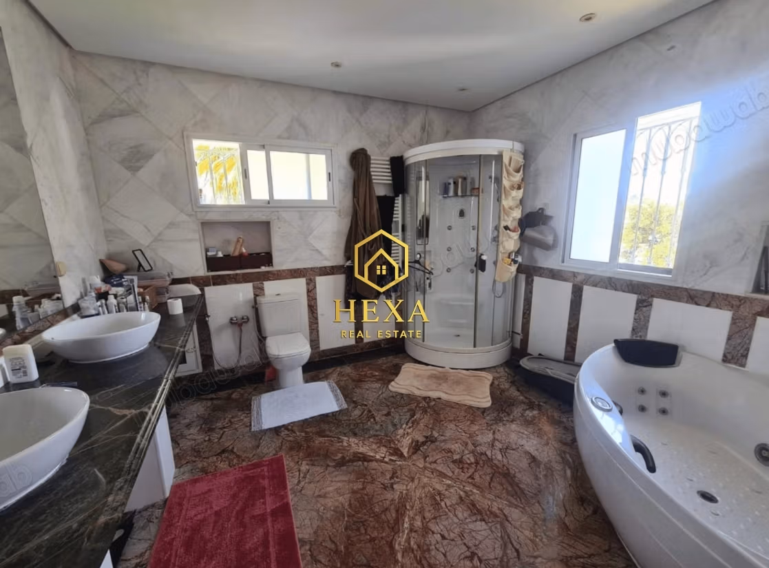 Villa S4 avec piscine et jardin à Gammarth