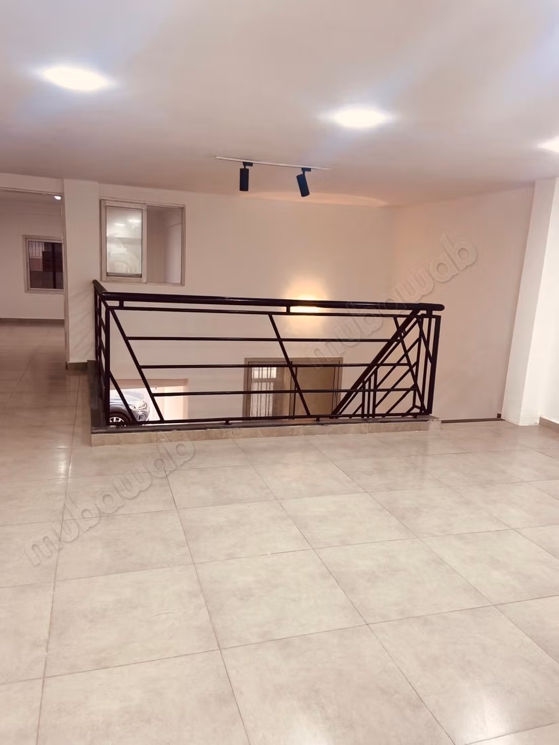 Negozio commerciale 106m2 soppalco, Borgogna, Casa