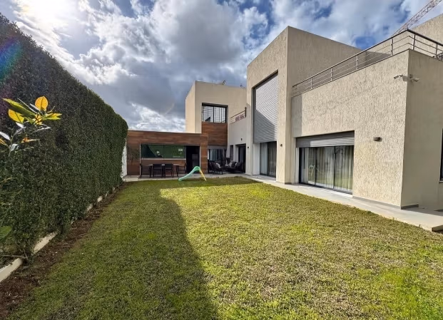 Villa arredatada di alto livello con 4 suite