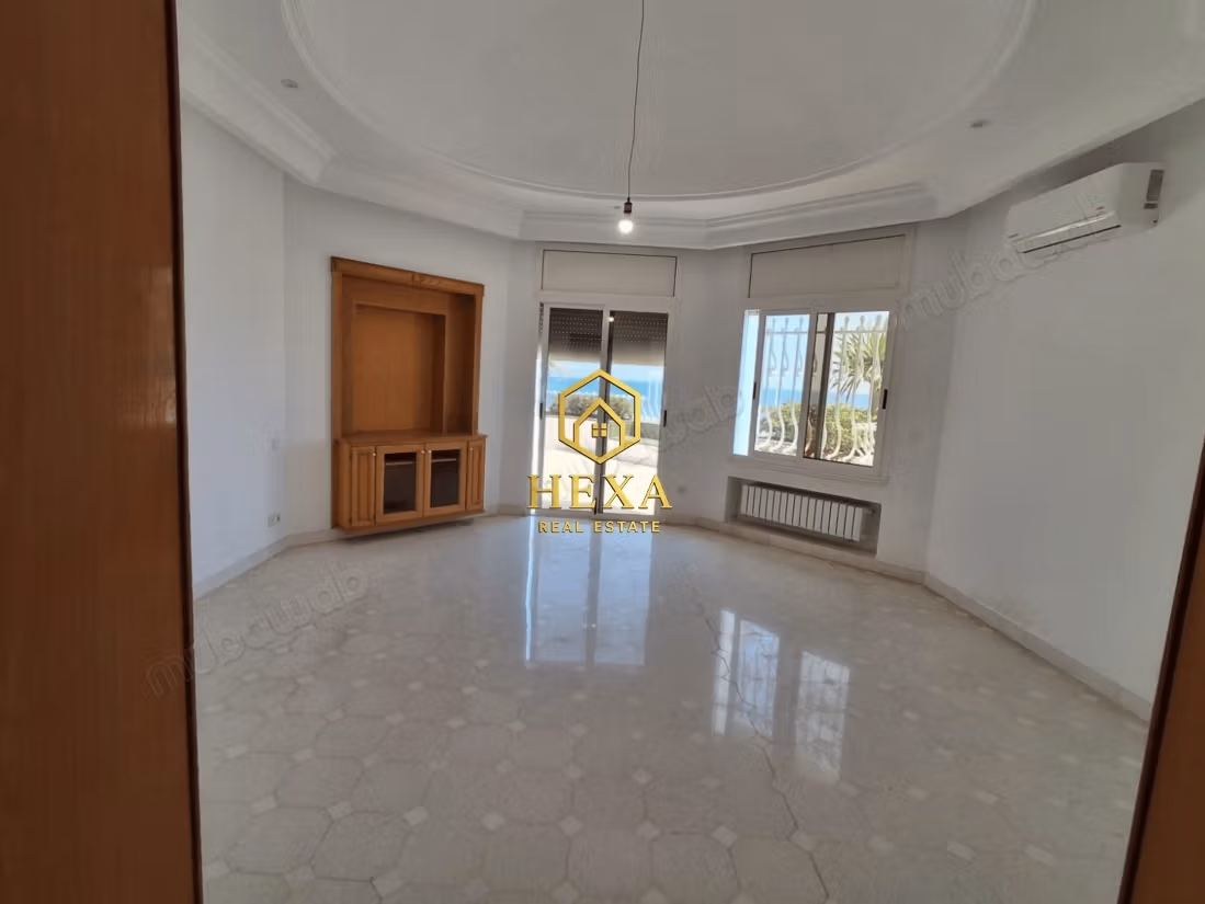 Master villa with sea view in La Marsa