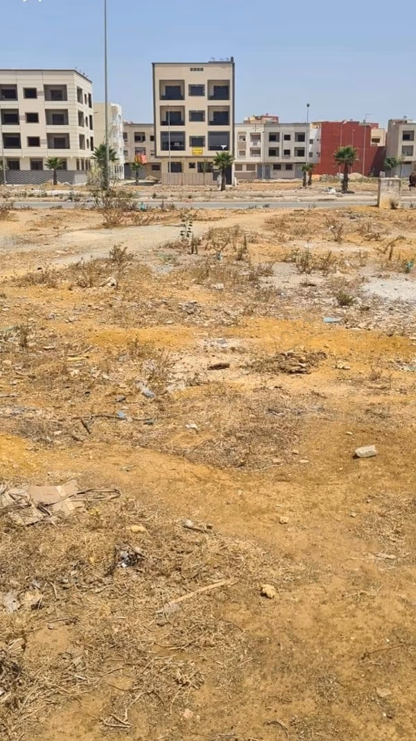 Terreno comercial R3 en Had Soualem. Superficie total 135 m²