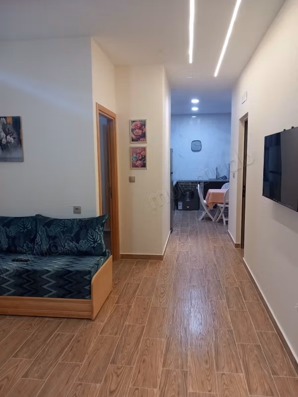 Alquiler temporal en Al Hoceima. Superficie total 60 m². Salón tradicional y sistema de antena parabólica