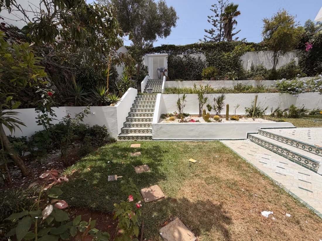 Triplex in affitto ad Anfa. 6 stanze. Giardino e garage
