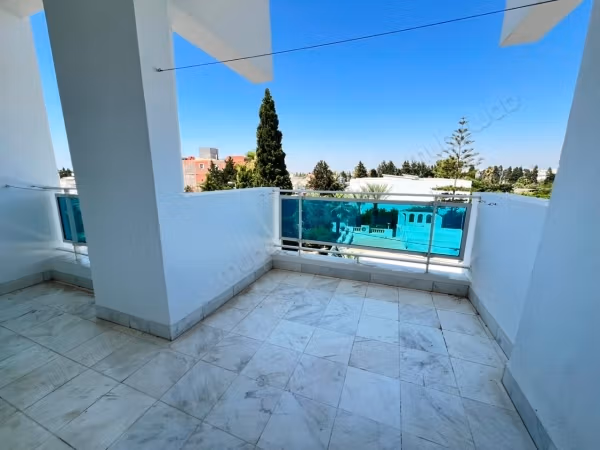 A vendre: Appartement en S2 à la zone de Miramar
