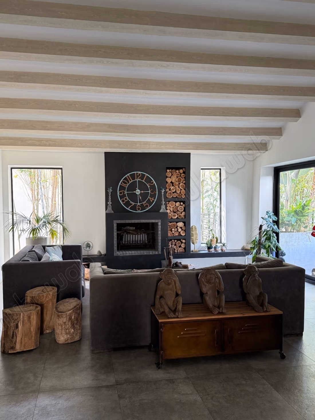 Villa de luxe à louer à Anfa Supérieur. 
Surface totale 1330 m². 
Bien meublé