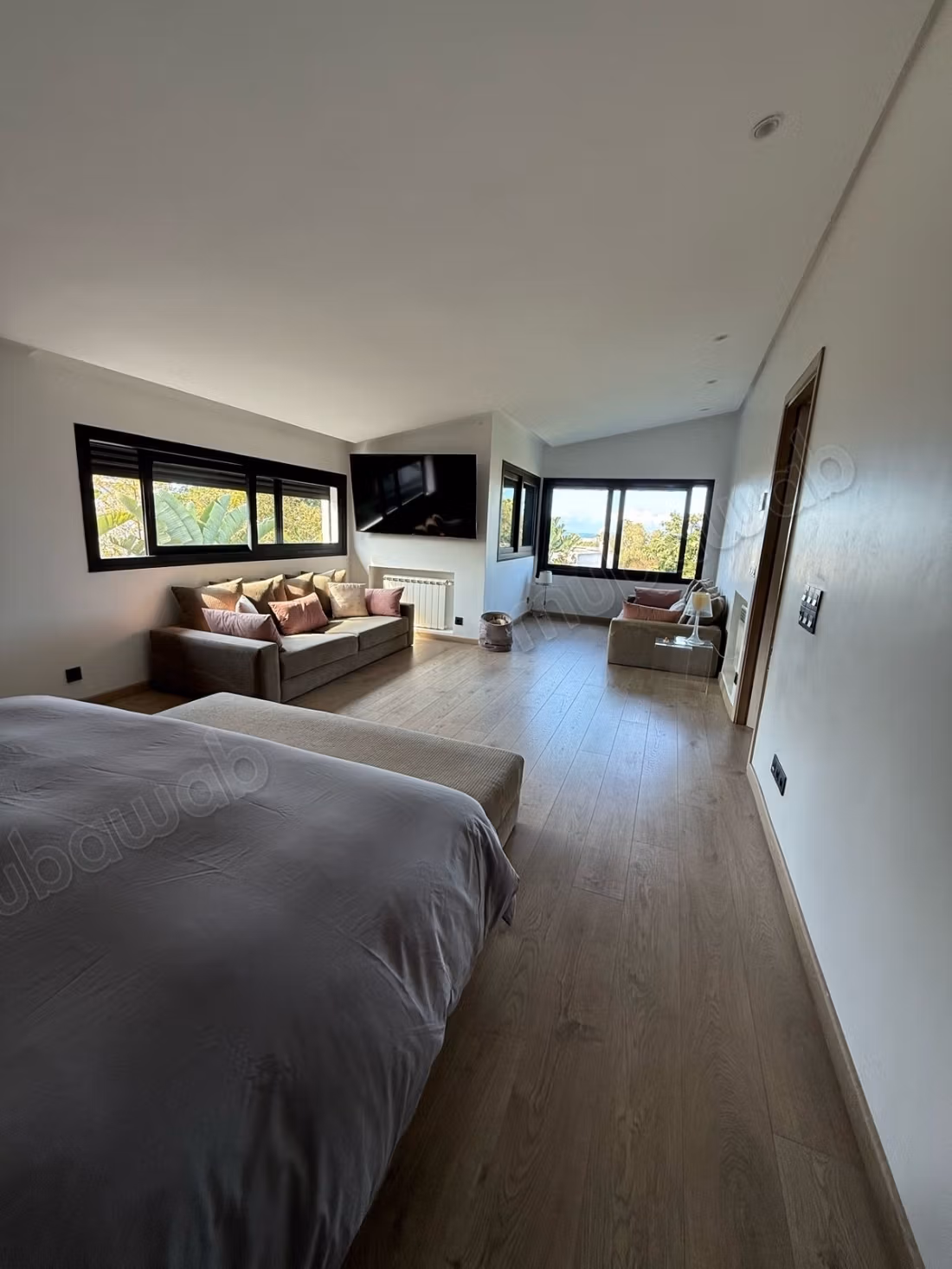 Villa de luxe à louer à Anfa Supérieur. 
Surface totale 1330 m². 
Bien meublé