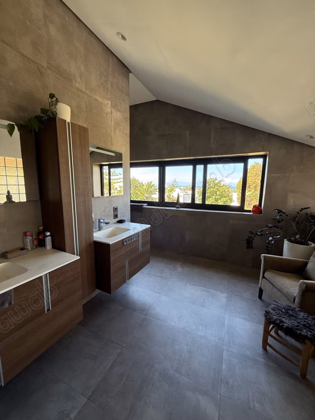Villa de luxe à louer à Anfa Supérieur. 
Surface totale 1330 m². 
Bien meublé