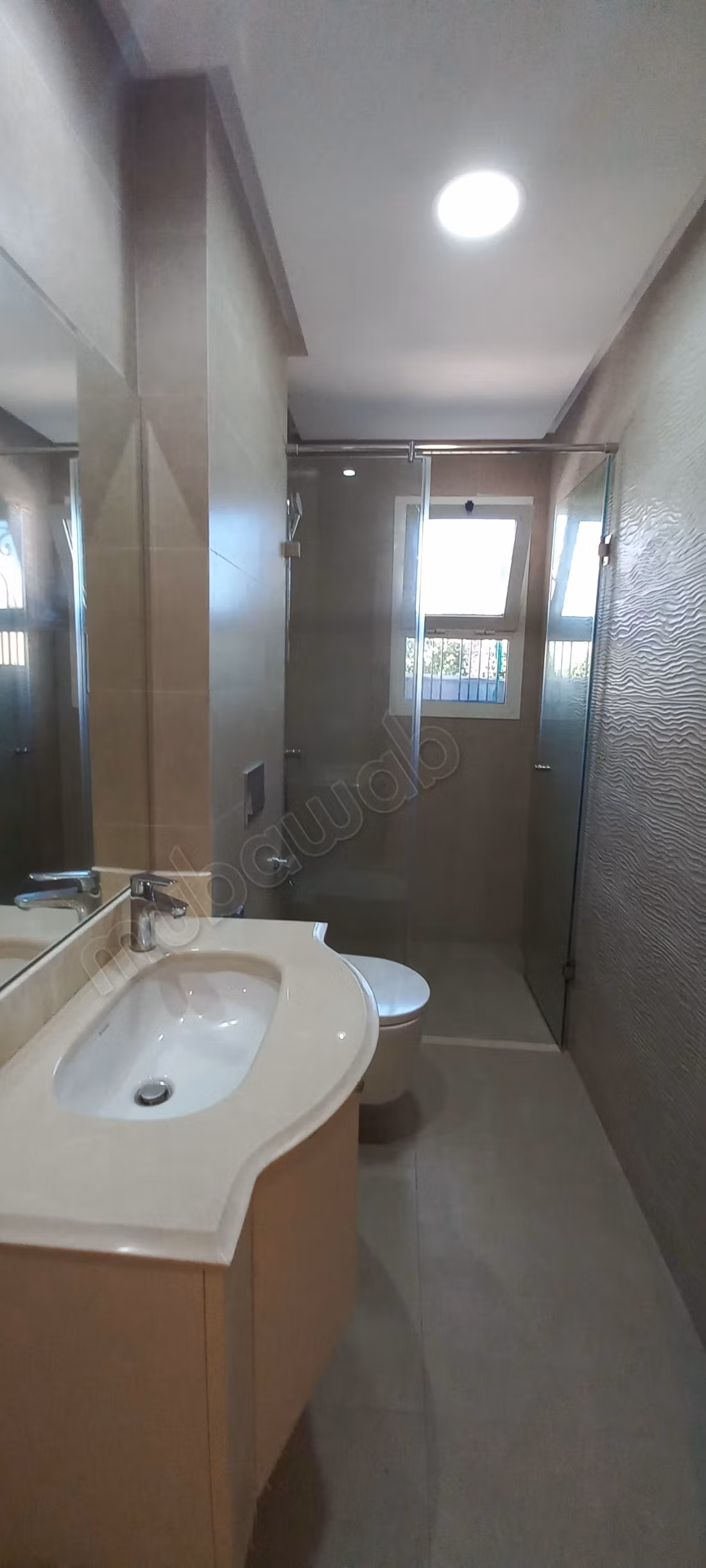 Appartement en vente à Oasis. Surface totale 62 m² 17m² garage et Box. Four micro ondes