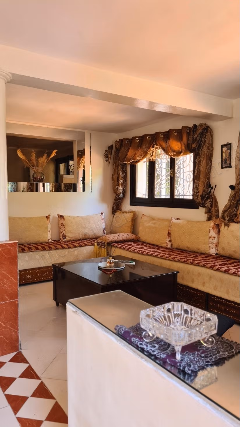 Affitto stagionale villa di lusso a Ennajd. Superficie totale di 120 m². Terrazza e giardino
