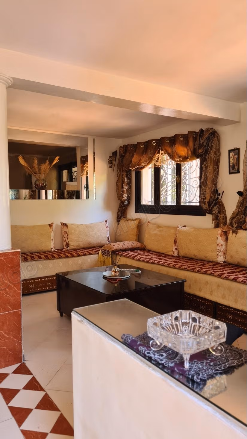 Affitto stagionale villa di lusso a Ennajd. Superficie totale di 120 m². Terrazza e giardino