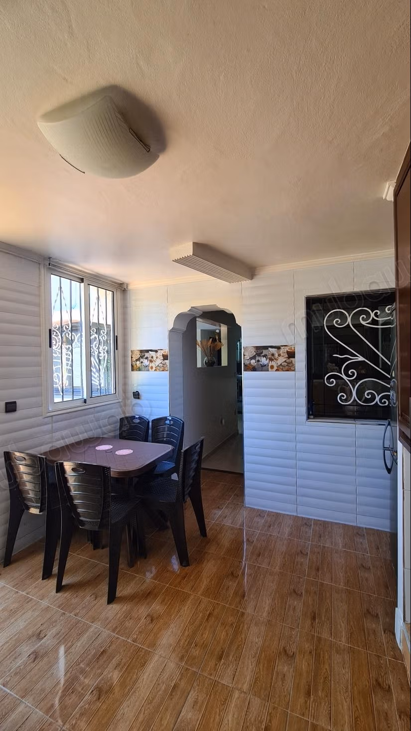 Affitto stagionale villa di lusso a Ennajd. Superficie totale di 120 m². Terrazza e giardino