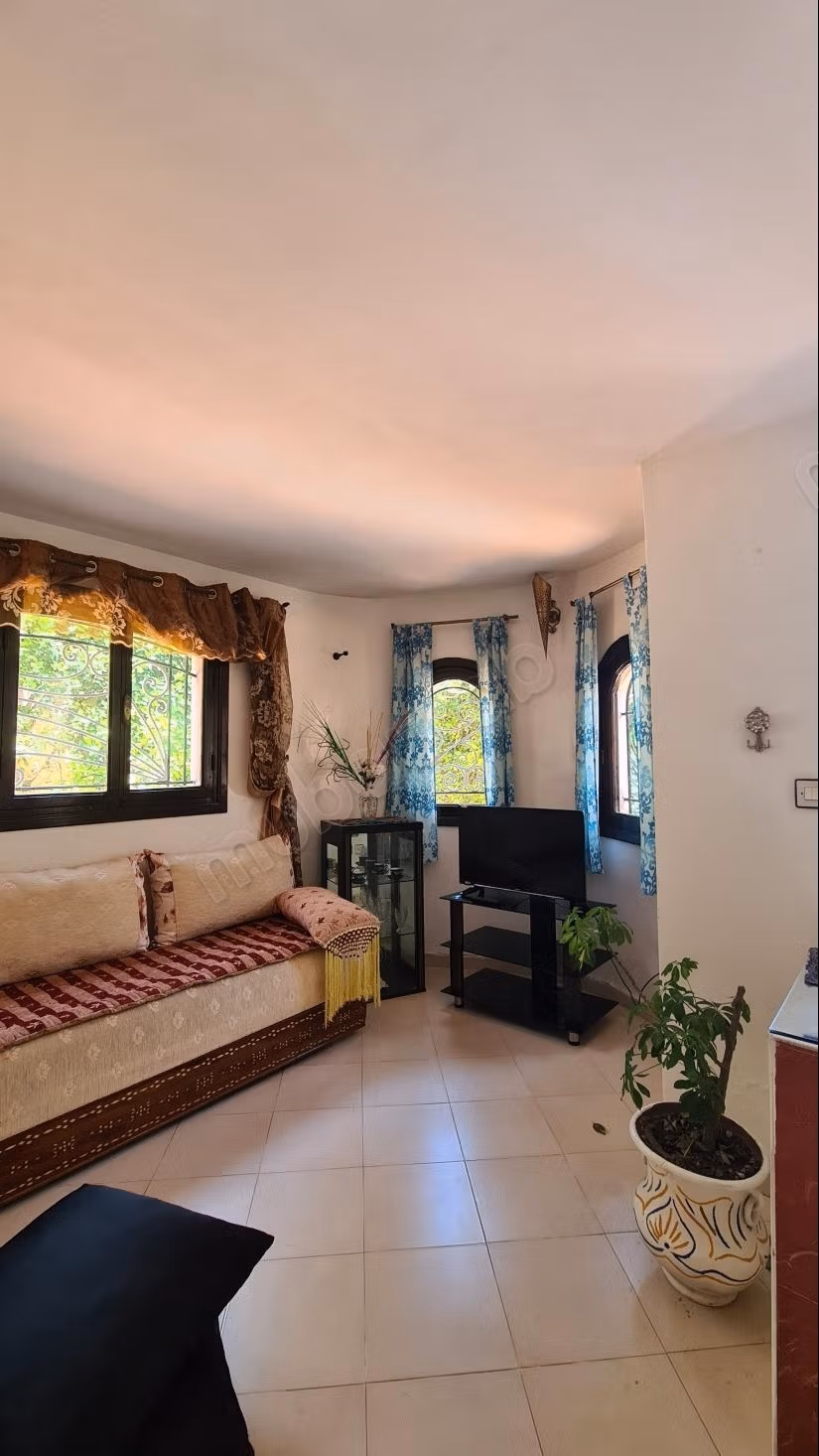 Affitto stagionale villa di lusso a Ennajd. Superficie totale di 120 m². Terrazza e giardino