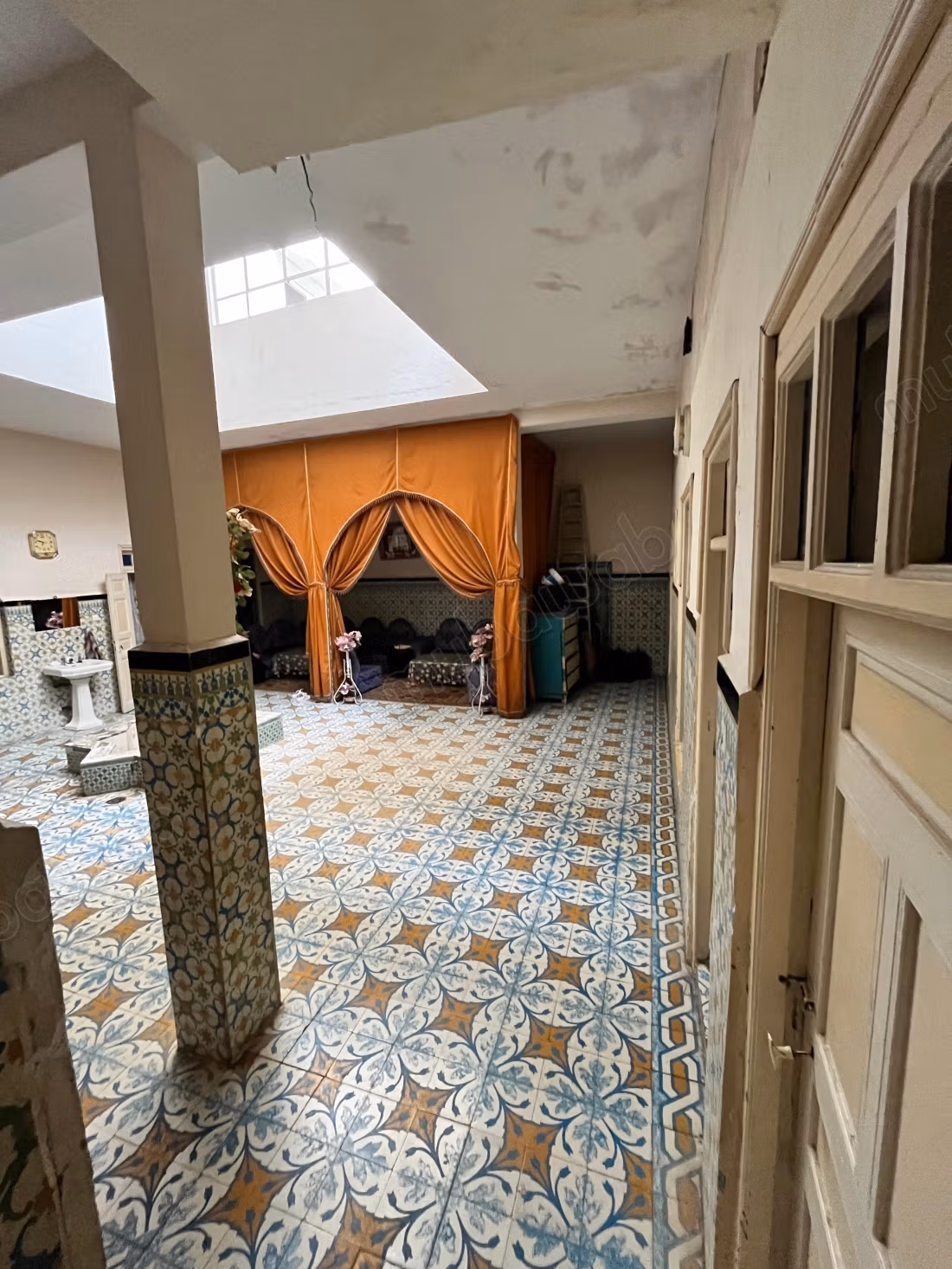 Prachtige riad te koop in de Oude Medina. 7 mooie kamers. Traditionele Marokkaanse lounge