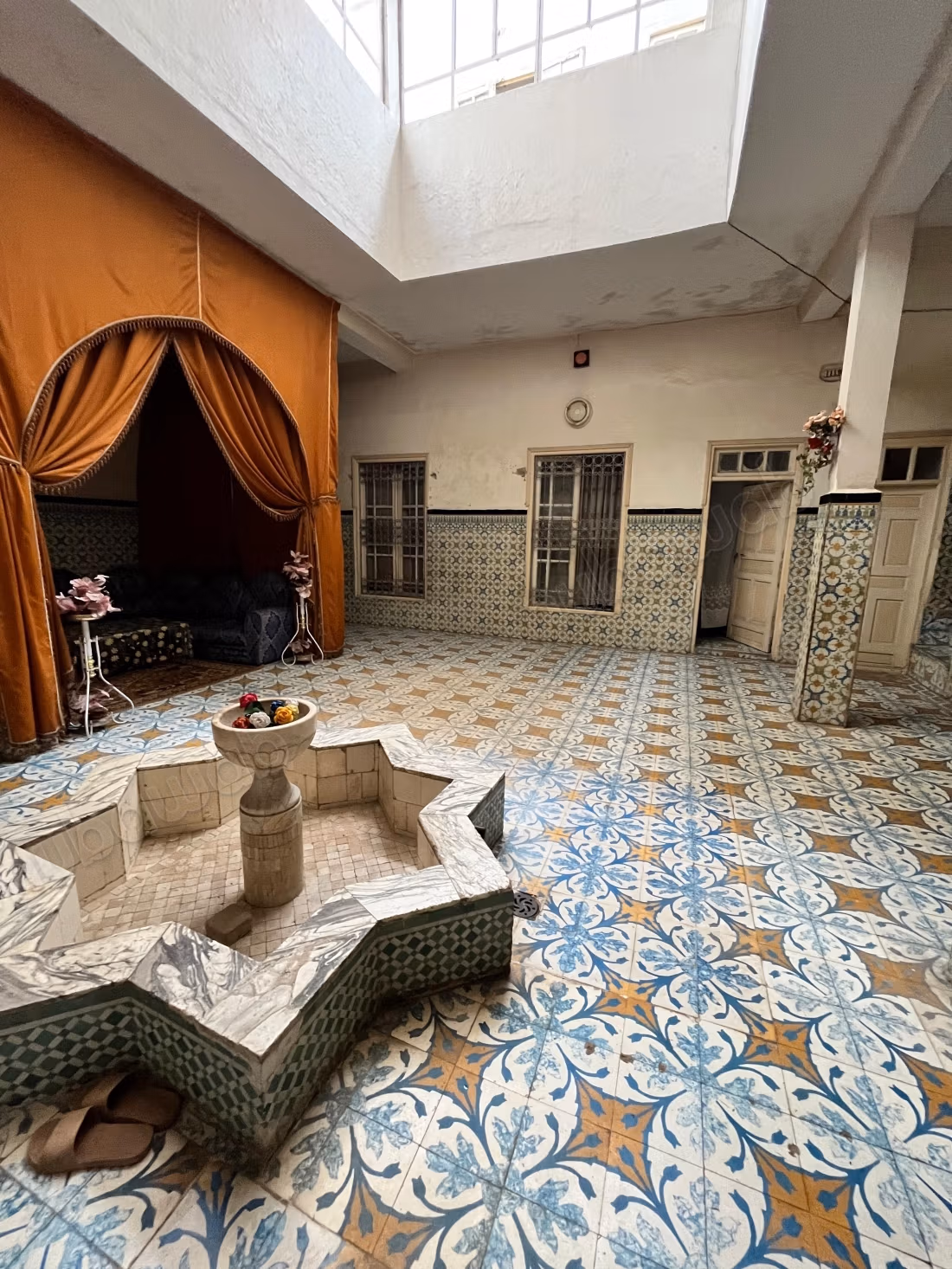 Prachtige riad te koop in de Oude Medina. 7 mooie kamers. Traditionele Marokkaanse lounge