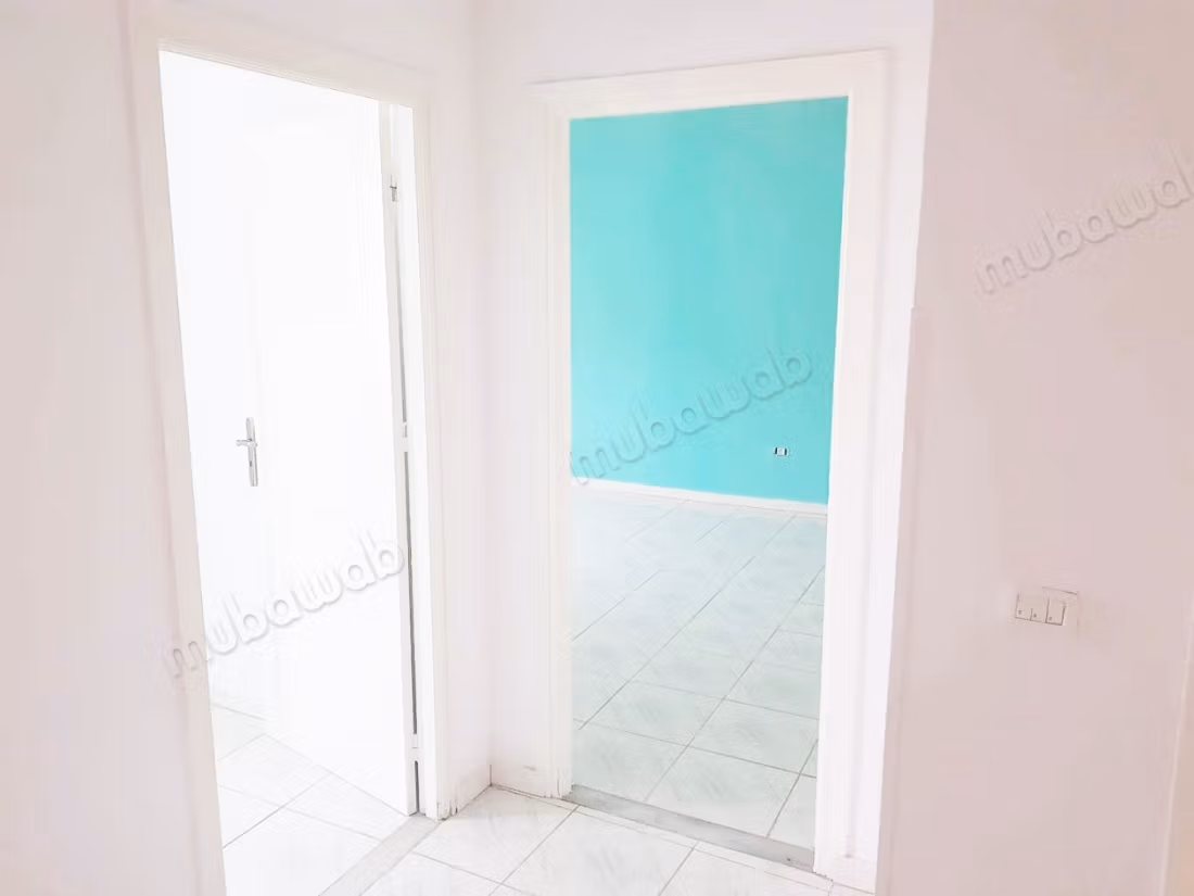Vente d'un bel appartement à Le Bardo. 
4 chambres agréables. 
Porte blindée et chauffage central