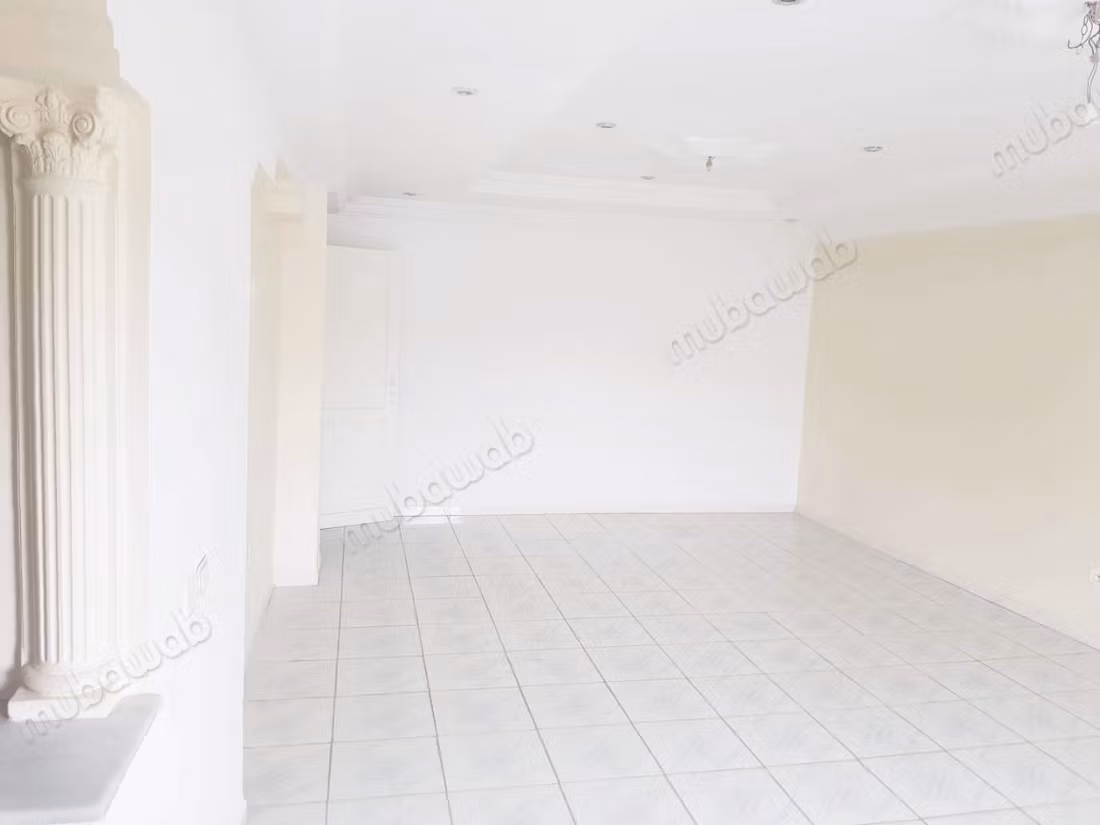 Vente d'un bel appartement à Le Bardo. 
4 chambres agréables. 
Porte blindée et chauffage central